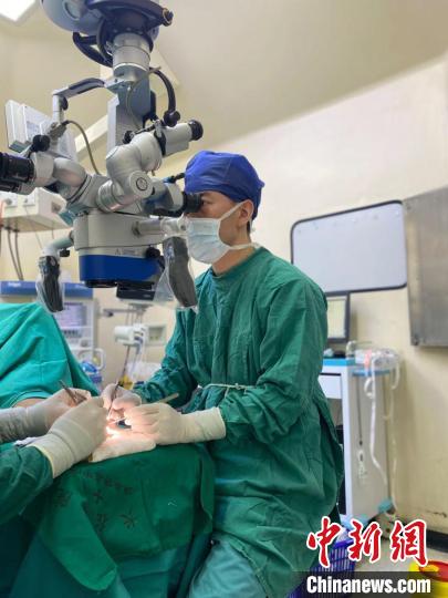 用超细线缝合直径0.3毫米血管 上海专家成功为小伙保住手指功能
